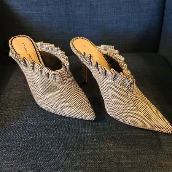 Gianni Bini Ruffled Mules Size 7.5M NWOT - Picture 5 of 11